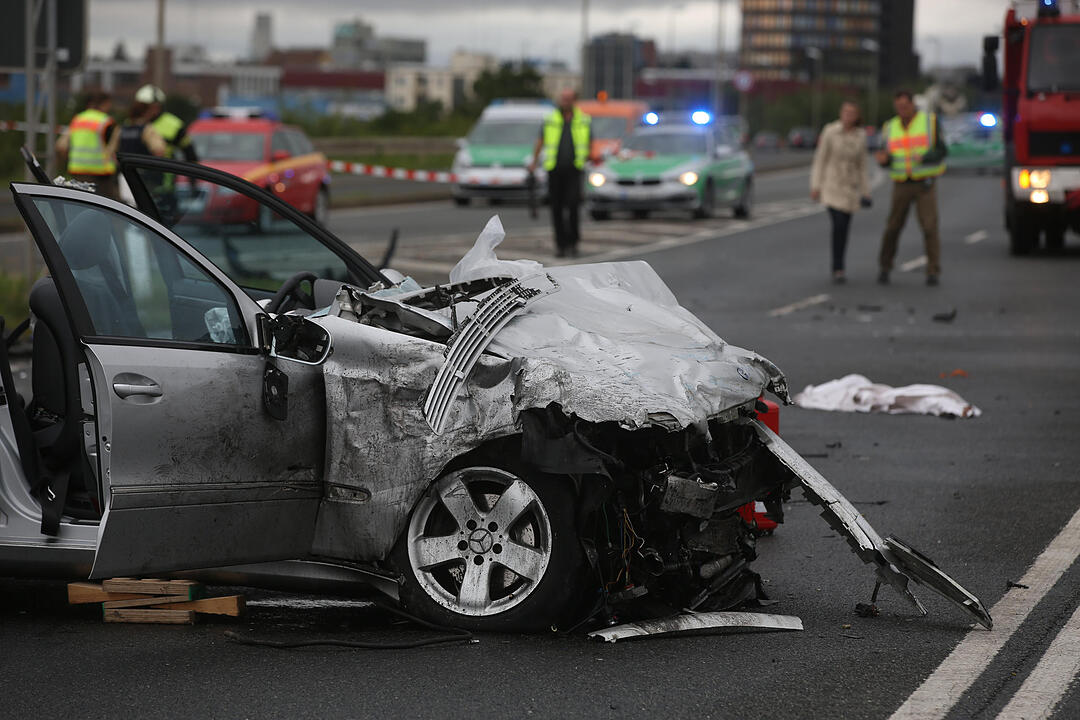 Traurige Bilanz eines Verkehrsunfalls: Eine Tote und drei Schwerverletzte - Mercedes rammt frontal in Beifahrerseite von Opel