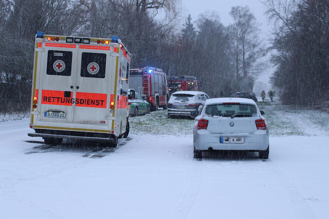 Drei Fahrzeuge waren in Bayreuth auf schneeglatter Fahrbahn in einen Unfall verwickelt.
