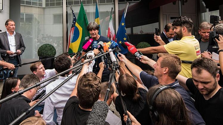 Jogi Löw musste nach der Landung des DFB-Trosses in Frankfurt viele Fragen beantworten. Symbolfoto: Andreas Arnold/dpa