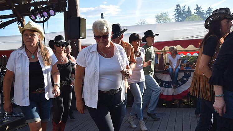 Besucher des Countryfestivals können sich auch am zweiten Wochenende über Tanzeinlagen der Line-Dancer freuen. Foto: Daniela Pondelicek