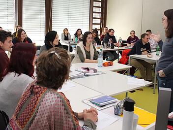 Unterricht im Neubau mit Lehrerin Dagmar Fink      Foto: Evi Seeger
