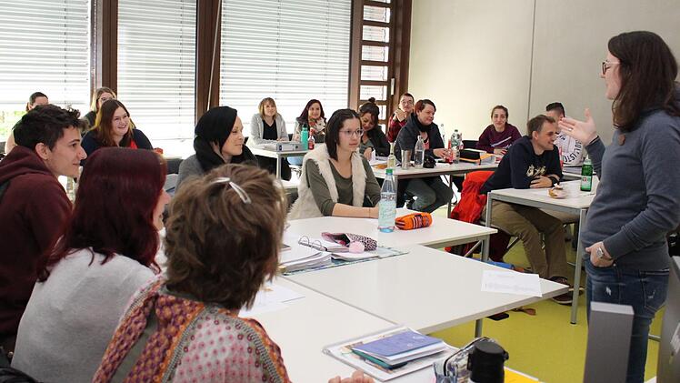 Unterricht im Neubau mit Lehrerin Dagmar Fink      Foto: Evi Seeger