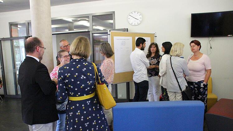 Auf dem ersten Integrationsgipfel des Landkreises im Jack-Steinberger-Gymnasium Bad Kissingen wird sich angeregt unterhalten. Foto: Benedikt Borst