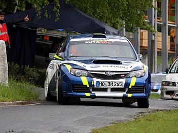 Bernd Michel und Sohn Jan holten 2019 im Subaru Impreza STI für den AMSC Hammelburg den Gesamtsieg bei der Rallye Fränkisches Weinland. In diesem Jahr müssen die Fahrer und Beifahrer auf Zuschauer komplett verzichten. Foto: Archiv/Karlheinz Franz
