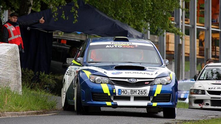 Bernd Michel und Sohn Jan holten 2019 im Subaru Impreza STI für den AMSC Hammelburg den Gesamtsieg bei der Rallye Fränkisches Weinland. In diesem Jahr müssen die Fahrer und Beifahrer auf Zuschauer komplett verzichten. Foto: Archiv/Karlheinz Franz