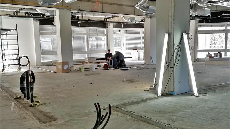 Die früheren drei Tagungsräume werden in eine große Bar (160 Plätze) umgebaut.