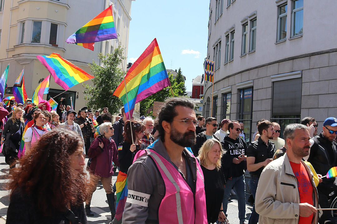 Mit über 1000 Besuchern ist der Hofer Christopher Street Day 2025 ein voller Erfolg gewesen. Das sind unsere Highlights gewesen.