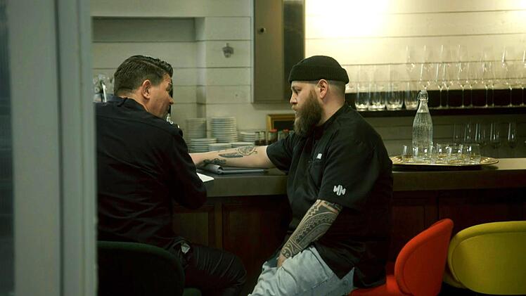 Tim Mälzer (links) und Philipp führen ein Gespräch unter vier Augen.