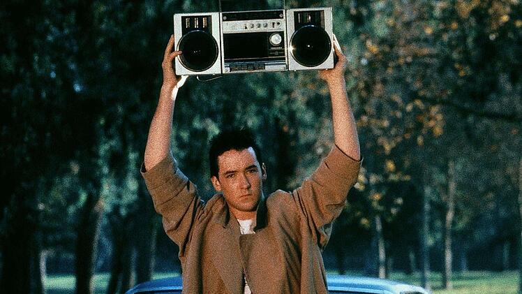 Als Lloyd Dobler in "Teen Lover" (1989) wurde Cusack endg&uuml;ltig zum Gesicht intelligenter Liebeskom&ouml;dien. Die Szene mit dem Ghettoblaster &uuml;ber dem Kopf z&auml;hlt bis heute zu den ber&uuml;hmtesten Momenten der Filmgeschichte.