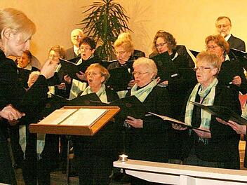 Helena Birkle und ihre 23 Sängerinnen und Sänger intonierten in der Friedenskirche altbekannte Weihnachtslieder - und entfachten den Zauber der Weihnacht. Fotos: Sonja Adam