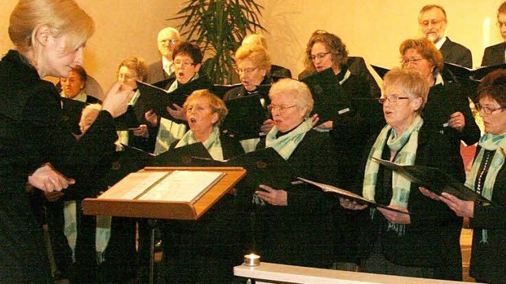 Helena Birkle und ihre 23 Sängerinnen und Sänger intonierten in der Friedenskirche altbekannte Weihnachtslieder - und entfachten den Zauber der Weihnacht. Fotos: Sonja Adam
