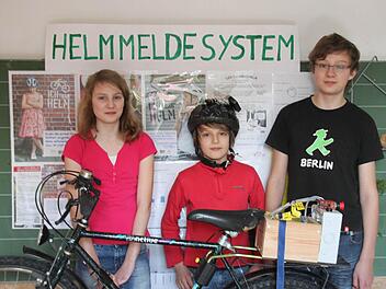 Die drei Geschwister Svenja, Manuel und Tobias haben das "Helmmeldesystem" zusammen entwickelt.