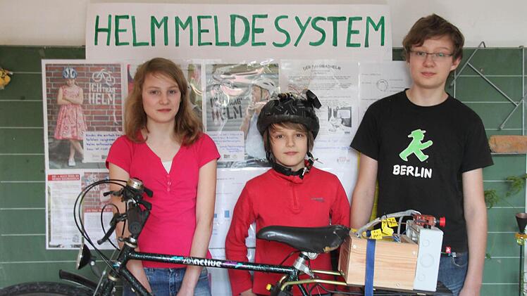 Die drei Geschwister Svenja, Manuel und Tobias haben das "Helmmeldesystem" zusammen entwickelt.