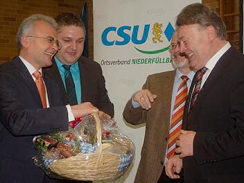 Die Genussregion Oberfranken bündelt die Direktvermarkter, freilich gibt es als Gastgeschenk regionale Produkte. Von links Iso Capan (Vorsitzender CSU-Niederfüllbach), Frank Gallinsky, Jürgen W. Heike und Helmut Brunner Foto: Gabi Arnold