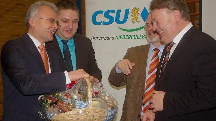 Die Genussregion Oberfranken bündelt die Direktvermarkter, freilich gibt es als Gastgeschenk regionale Produkte. Von links Iso Capan (Vorsitzender CSU-Niederfüllbach), Frank Gallinsky, Jürgen W. Heike und Helmut Brunner Foto: Gabi Arnold