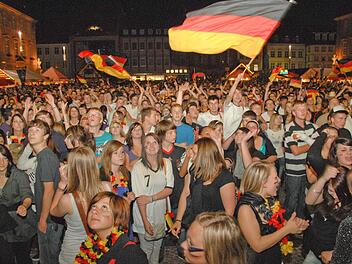 Eine warme Sommernacht, kollektives Fußball-Schauen auf der Großbildleinwand auf dem Maxplatz - auch zur Weltmeisterschaft 2014 ist das "Public-Viewing" wieder erlaubt. Kommen die Deutschen ins Finale, werden maximal sieben Spiele übertragen.