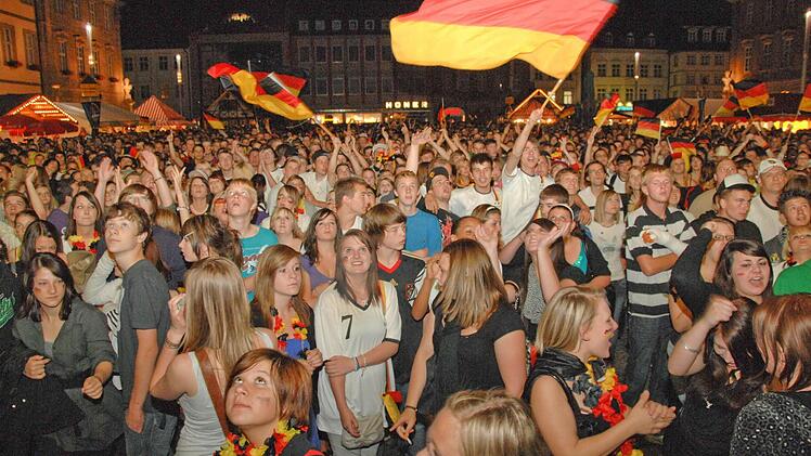Eine warme Sommernacht, kollektives Fußball-Schauen auf der Großbildleinwand auf dem Maxplatz - auch zur Weltmeisterschaft 2014 ist das "Public-Viewing" wieder erlaubt. Kommen die Deutschen ins Finale, werden maximal sieben Spiele übertragen.