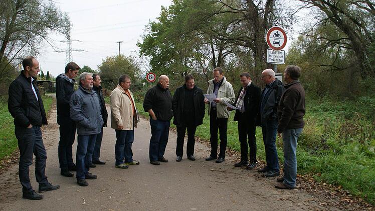 Einheitlich geregelt wird künftig die Durchfahrt durch die Schrebergartenanlage unterhalb der Autobahn.