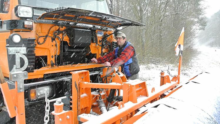 Schlauch gerissen? Jedenfalls verliert der "Brummi" von Norbert Popp Kühlwasser. So steht er mit seinem Räumfahrzeug bei Unterschleichach am Eltmanner Berg am Straßenrand und wartet auf den Support.