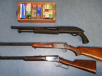 Gewehre und Munition hat die Polizei bei einem 48-jährigen Kulmbacher sichergestellt. Foto: Polizei