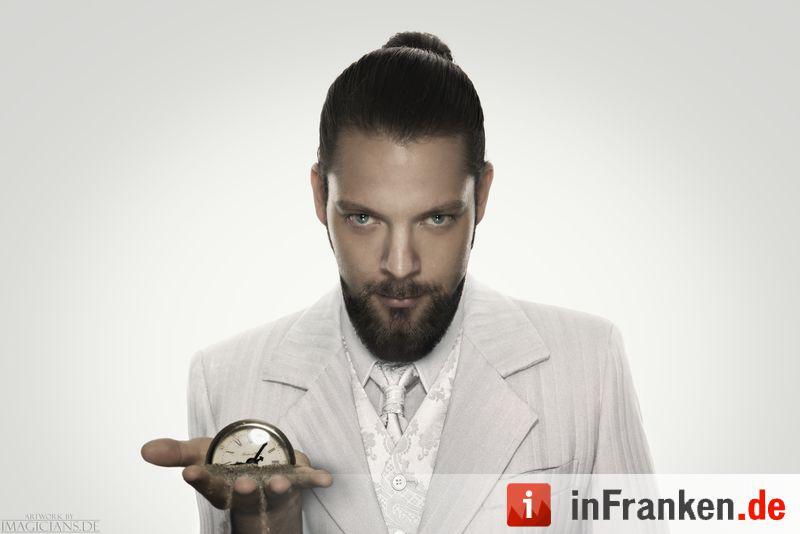 Sebastian Nicolas ist Zauberkünstler, der das Surreale für Momente real erscheinen lässt.