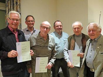 Ehrungen bei den Eigenheimern (von links): Manfred Reindl, Vorsitzender Bernd Rieger, Oswald Schmitt, stellvertretender Vorsitzender Sylvio Heinig, Kurt Wilm und Robert Heilmann. Foto: Doris Bauer