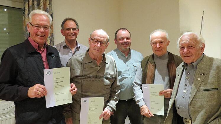Ehrungen bei den Eigenheimern (von links): Manfred Reindl, Vorsitzender Bernd Rieger, Oswald Schmitt, stellvertretender Vorsitzender Sylvio Heinig, Kurt Wilm und Robert Heilmann. Foto: Doris Bauer