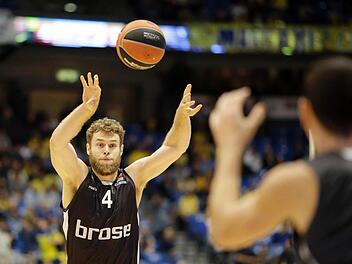 Wenn Nicolo Melli nicht selbst abschließen kann, hat er immer ein Auge für den freien Mitspieler. Foto: dpa