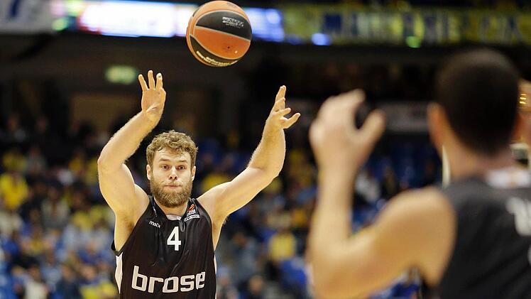 Wenn Nicolo Melli nicht selbst abschließen kann, hat er immer ein Auge für den freien Mitspieler. Foto: dpa