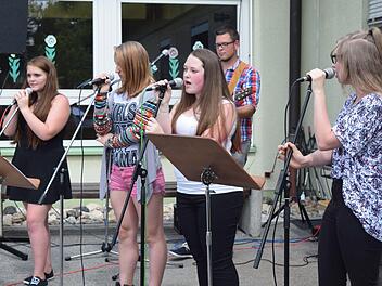 Die Schülerband coverte in ihrer Zugabe das Lied "Edge of Glory" von Lady Gaga. Foto: Daniela Pondelicek