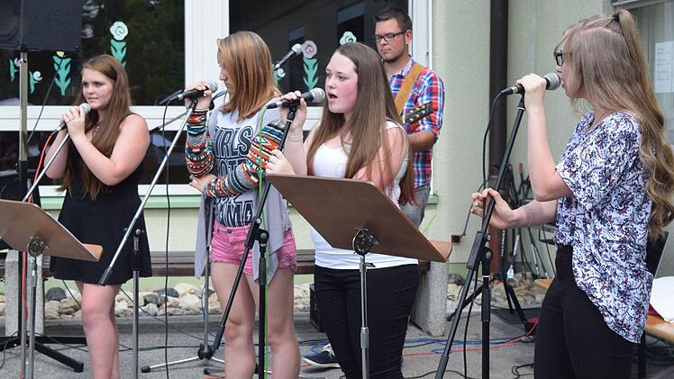 Die Schülerband coverte in ihrer Zugabe das Lied "Edge of Glory" von Lady Gaga. Foto: Daniela Pondelicek