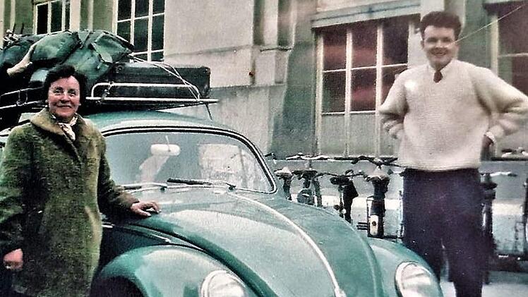 Peter Borck mit seiner Schwiegermutter Caroline Pabst an seinem nagelneuen VW-Käfer. Foto: Archiv