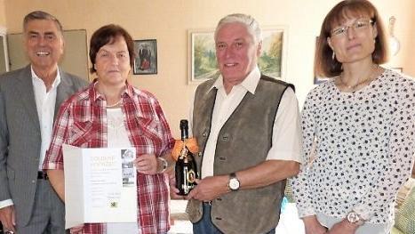 Bürgermeister Siegfried Decker gratulierte Maria und Hans Kanzok zur goldenen Hochzeit; rechts Tochter Ilona Hampel.  Foto: Werner Reißaus