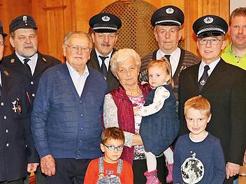 Jubilar Michael Weidner (Vierter von links) mit Ehefrau Resi, den Enkelkindern Leander, Elisabeth, Raphael sowie den Abordnungen der Stublanger Ortsvereine Foto: Gerd Klemenz