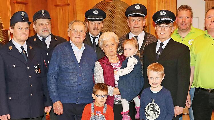 Jubilar Michael Weidner (Vierter von links) mit Ehefrau Resi, den Enkelkindern Leander, Elisabeth, Raphael sowie den Abordnungen der Stublanger Ortsvereine Foto: Gerd Klemenz