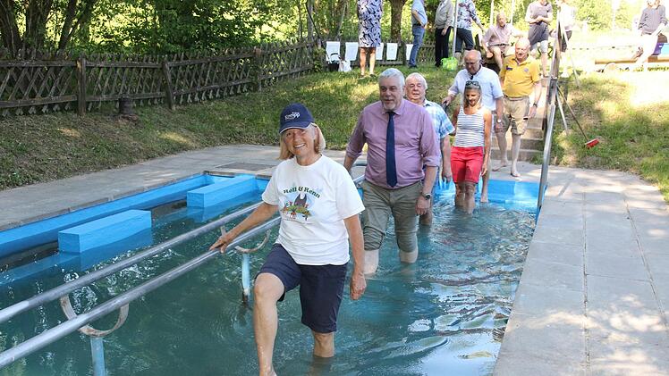Die Vorsitzende des Kneipp- und Naturheilvereins, Dorothea Schaal, schreitet im Storchenschritt voran und eröffnet gemeinsam mit  OB Norbert Tessmer die diesjährige Kneipp-Saison. Foto: Desombre
