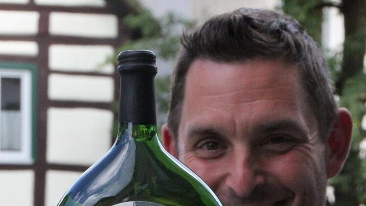 Stadtrat Dirk Stumpe hat den WM-Wein von 2006 aufgehoben. Damals hatte ein Hammelburger Winzer Bocksbeutel eigens mit einem kroatischen Etikett versehen. Foto: Ulrike Müller