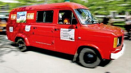 In ihrem Bienenmobil will das Aktionsb&uuml;ndnis Unterschriften f&uuml;r ein Volksbegehren sammeln.  Foto: &Ouml;DP