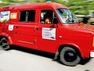 In ihrem Bienenmobil will das Aktionsb&uuml;ndnis Unterschriften f&uuml;r ein Volksbegehren sammeln.  Foto: &Ouml;DP