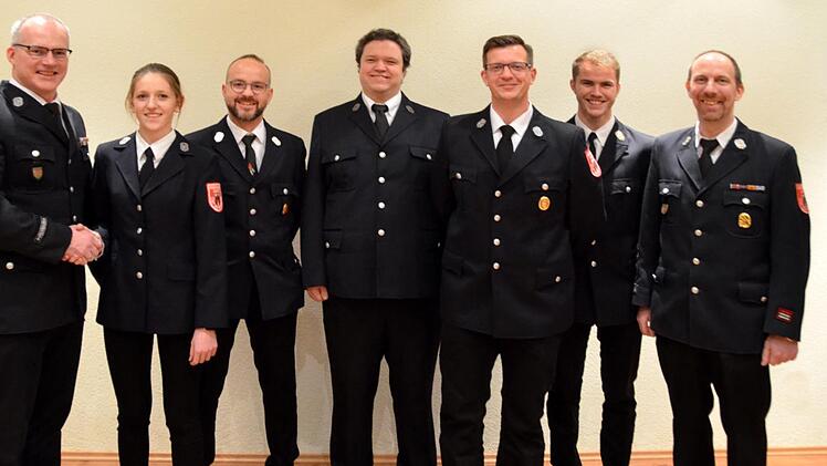 Fünf Neuzugänge konnte die Garitzer  Feuerwehrführung mit Handschlag neu in ihre Reihen aufnehmen (von links): Kommandant Ralf Schubert mit Alicia Keßler, Heiko Lurz, Christian Hartmann, Marko Ebert, Fabian Werner und stellvertretender Kommandant Georg Schmitt. Peter Rauch