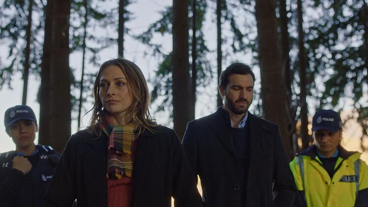 Mit der Unterstützung der Streifenpolizisten Hoana (Roimata Fox, links) und Jarrod (Dahnu Graham) wurde eine zweite Leiche gefunden. Anais (Chelsie Preston Crayford) und Simon (Matt Whelan) kennen die Ermordete, sie hatten bereits nach der Frau gesucht.