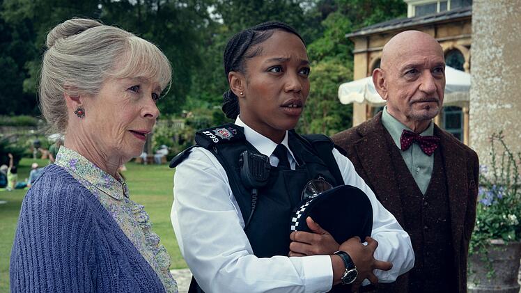 Joyce (Celia Imrie, links) und Ibrahim (Ben Kingsley) mischen sich in die Ermittlungen von Donna De Freitas (Naomi Ackie) ein. Am liebsten würden die Senioren mit der "Insiderin" zusammenarbeiten.