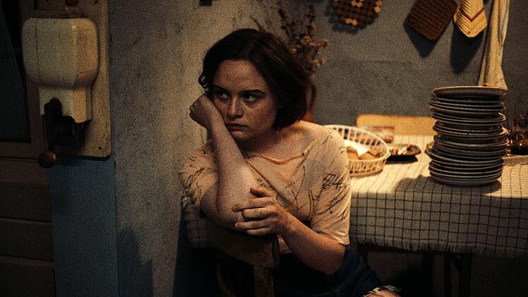 Angelika (Lena Urzendowsky) w&auml;chst in der DDR in einer fragilen Bauernfamilie auf.