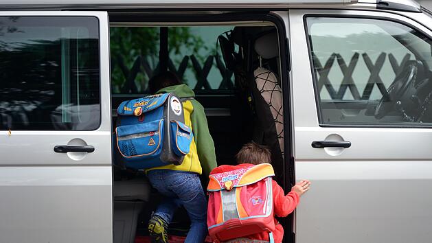 Schulkinder im Auto