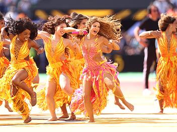 Shakira (Zweite von rechts) hatte in der Halbzeitshow des WM-Finales einen Auftritt.