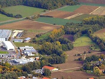 Bis an den oberen Bildrand erweitert wird das Gewerbegebiet Scheßlitz-Ost entlang der Bundesstraße 22 (ganz links ein Stück Autobahn). In der linken Bildhälfte das bereits bestehende, etwa zehn Hektar große Gewerbegebiet. Luftbild: Ronald Rinklef