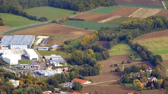 Bis an den oberen Bildrand erweitert wird das Gewerbegebiet Scheßlitz-Ost entlang der Bundesstraße 22 (ganz links ein Stück Autobahn). In der linken Bildhälfte das bereits bestehende, etwa zehn Hektar große Gewerbegebiet. Luftbild: Ronald Rinklef