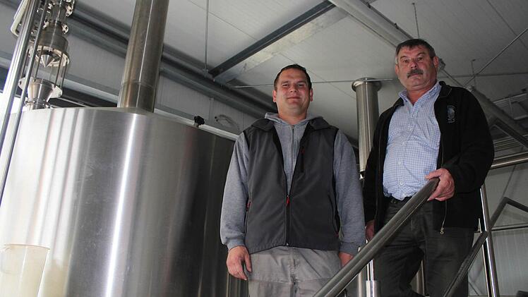 Michael (links) und Baptist Ackermann vor der neuen Sudpfanne. Foto: Sabine Herteux
