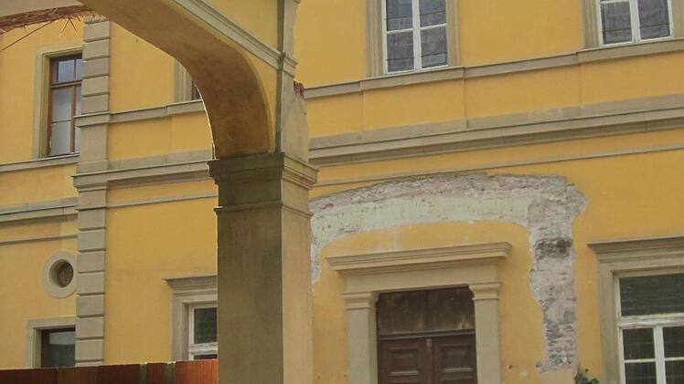 Der Verbindungsbau musste um ein Stück gekappt werden, damit die Lastwagen und Baufahrzeuge durchkommen.