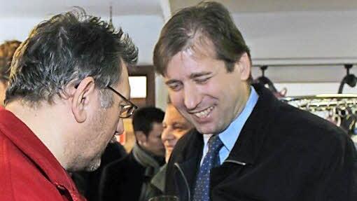 Unter den ersten Kunden im neuen "Treffpunkt Klamotte" ist auch Landrat Hermann Ulm (r.) gewesen.